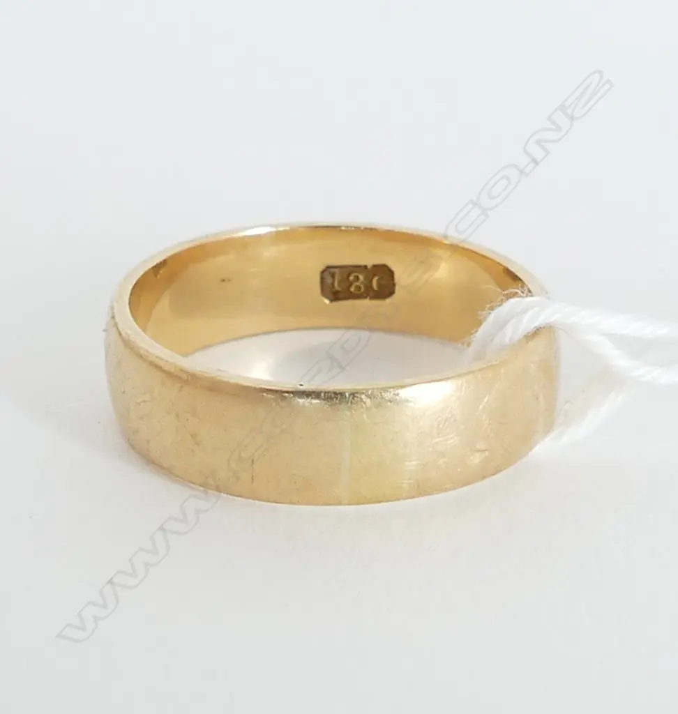 VINTAGE PLAIN 18ct YELLOW GOLD BAND RING 4.35gms SIZE M Image 1++