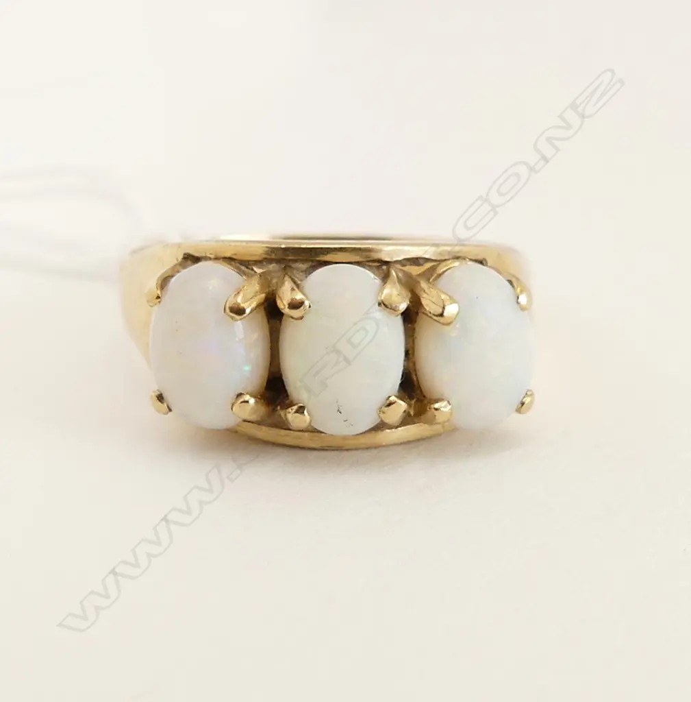 9ct YELLOW GOLD & 3 MILK OPAL OVAL CABACHON RING 3.79gms SIZE Q 1/2 Image 1++