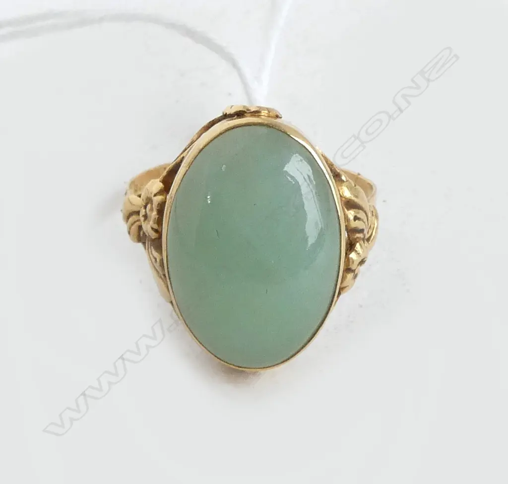 18ct JADEITE RING 3.5 grms, shank extremely thin with sharp edges size p Image 1++