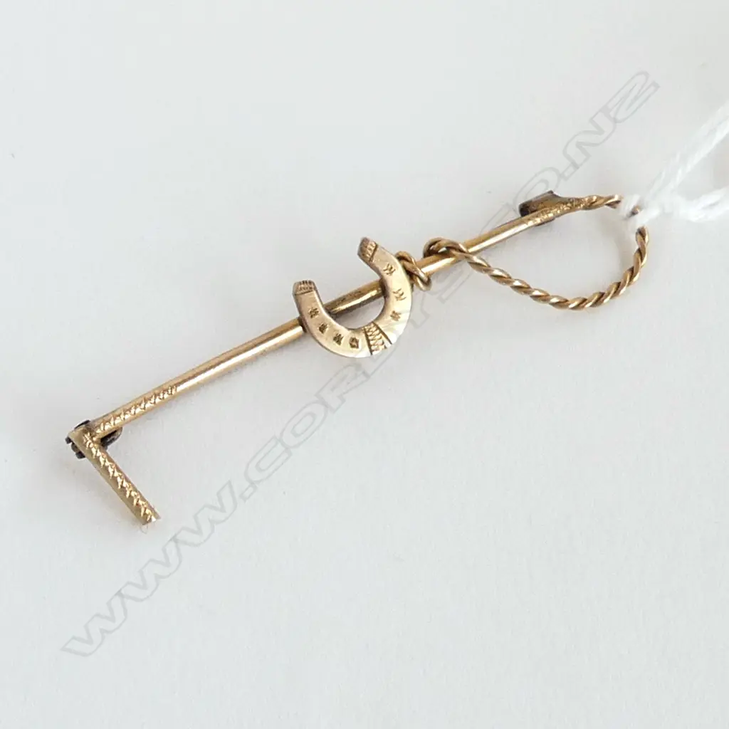 9ct YELLOW GOLD HORSE RIDING WHIP BROOCH 2gms Image 1++