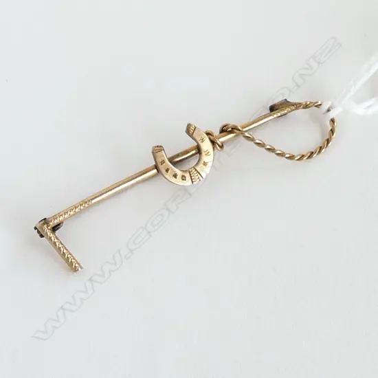 9ct YELLOW GOLD HORSE RIDING WHIP BROOCH 2gms