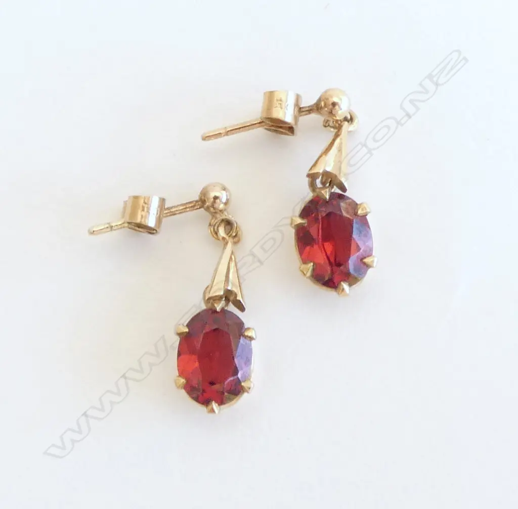 PAIR OF 9CT GOLD AND GARNET EARRINGS 2.50gms Image 1++