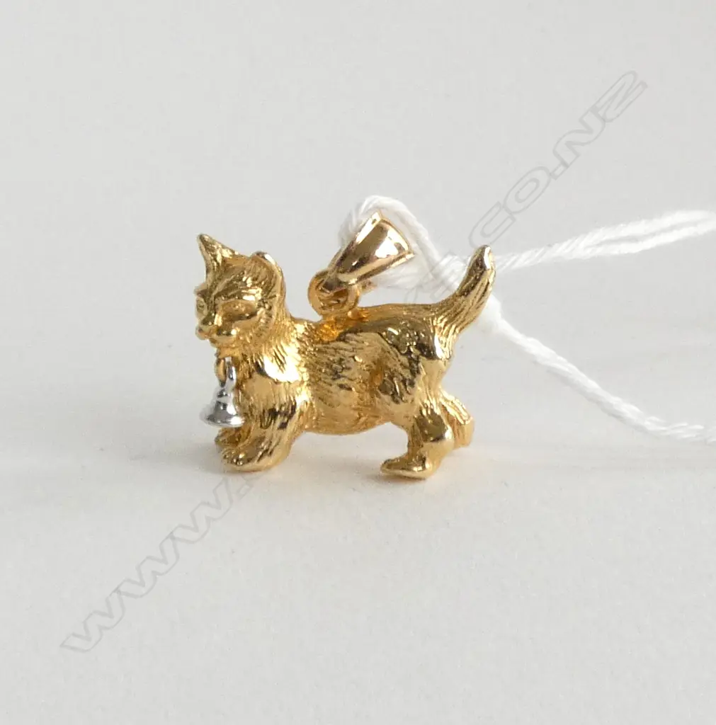 14ct SMALL FELINE PENDANT; 3.56 grams Image 1++