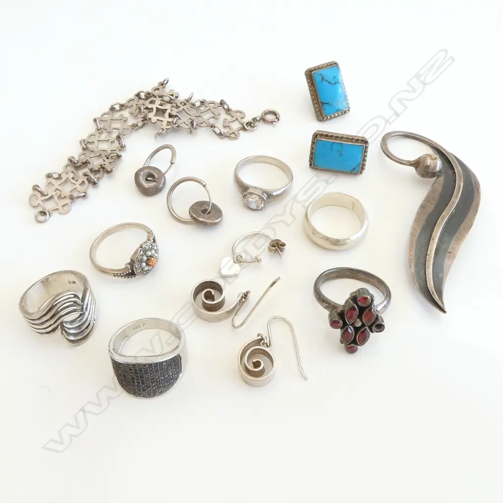 VINTAGE SILVER JEWELLERY: RINGS. BROOCHES. BRACELET & EARRINGS some not pairs Image 1++
