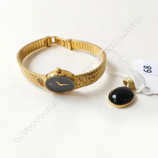 LADIES KOLBER WRISTWATCH (QUARTZ MOVEMENT) AND 18CT GOLD AND ONYX PENDANT 3gms