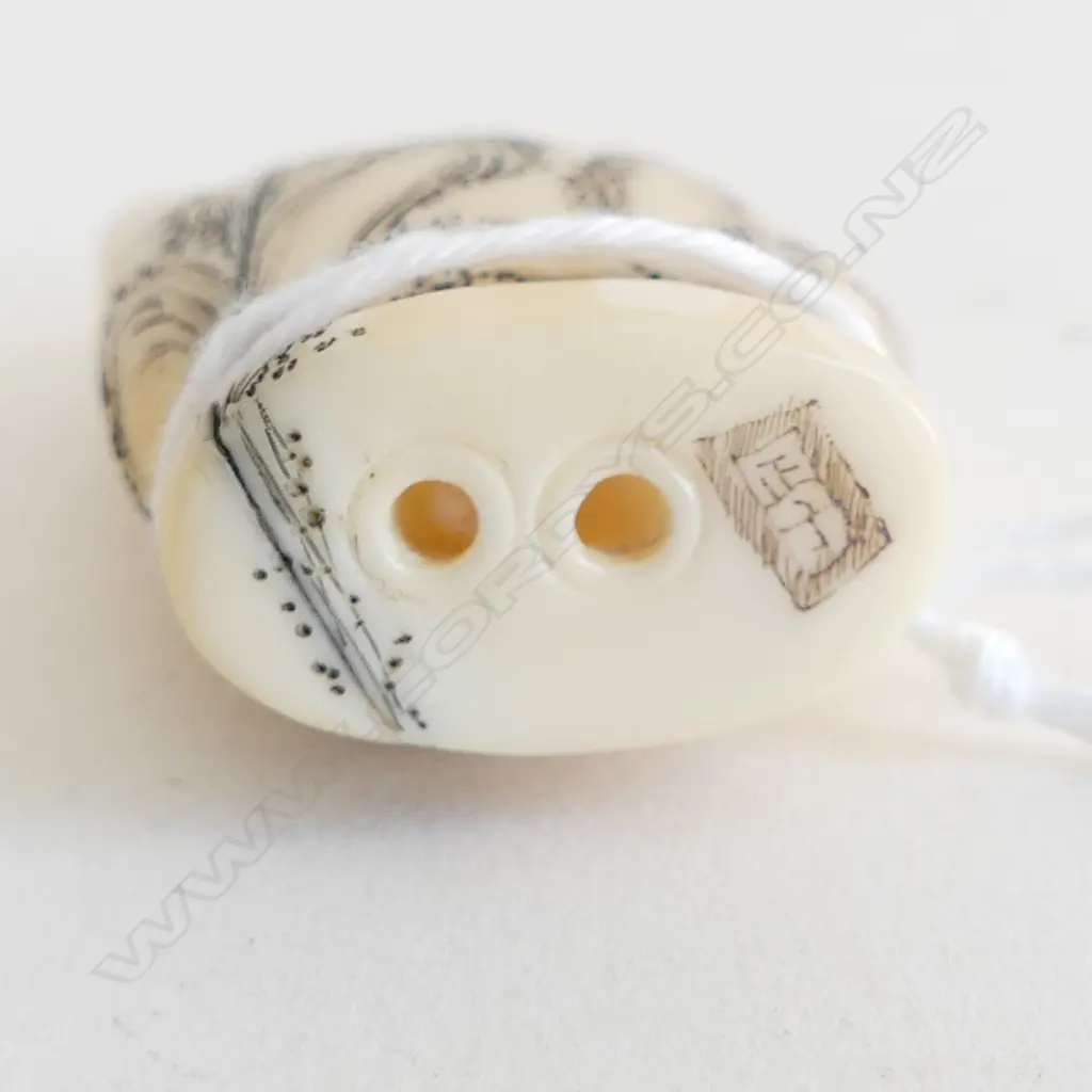 SIGNED IVORY NETSUKE MONKEY GOD IN HAND H50MM Image 1++