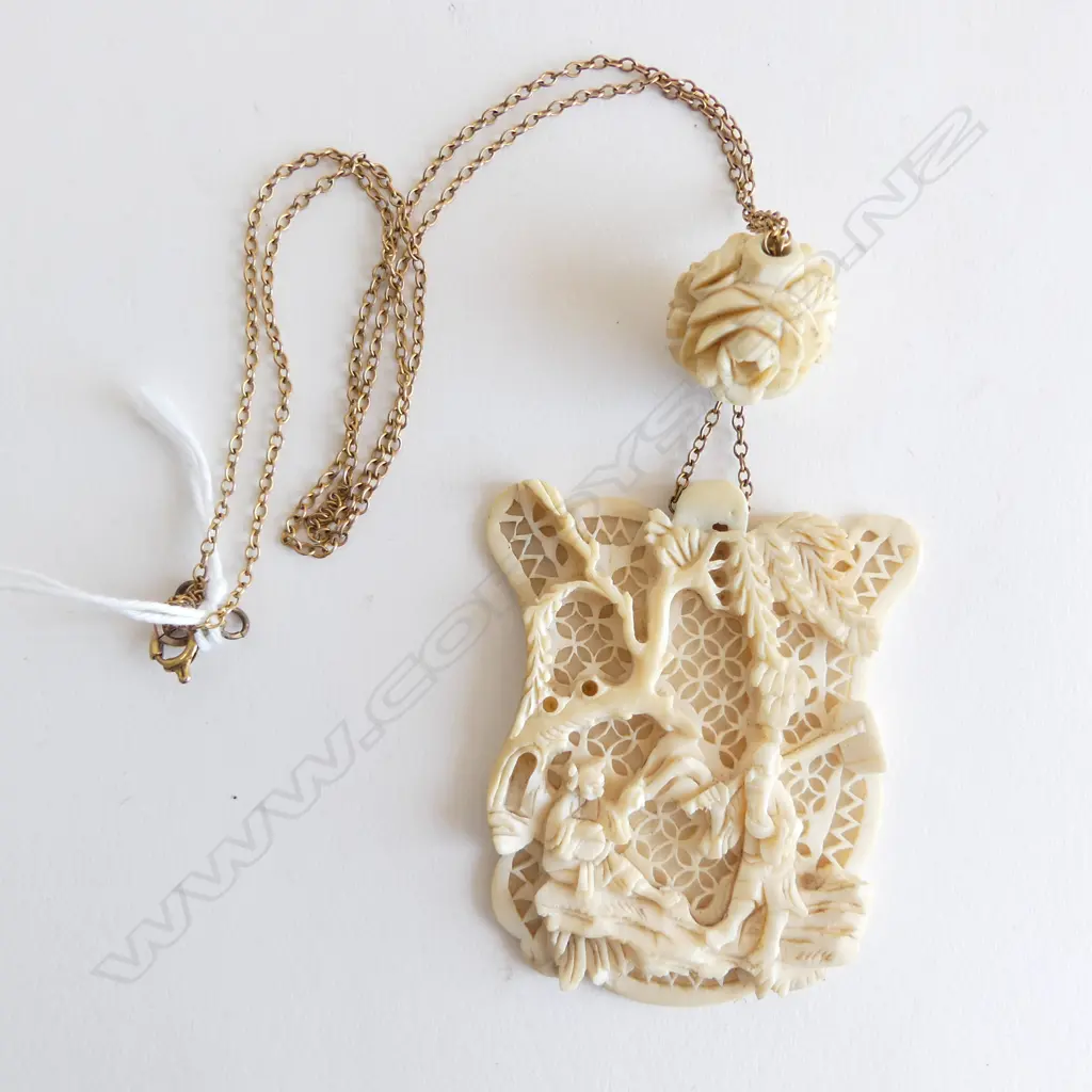 CARVED CHINESE IVORY  PENDANT ON 9CT GOLD CHAIN  Image 1++