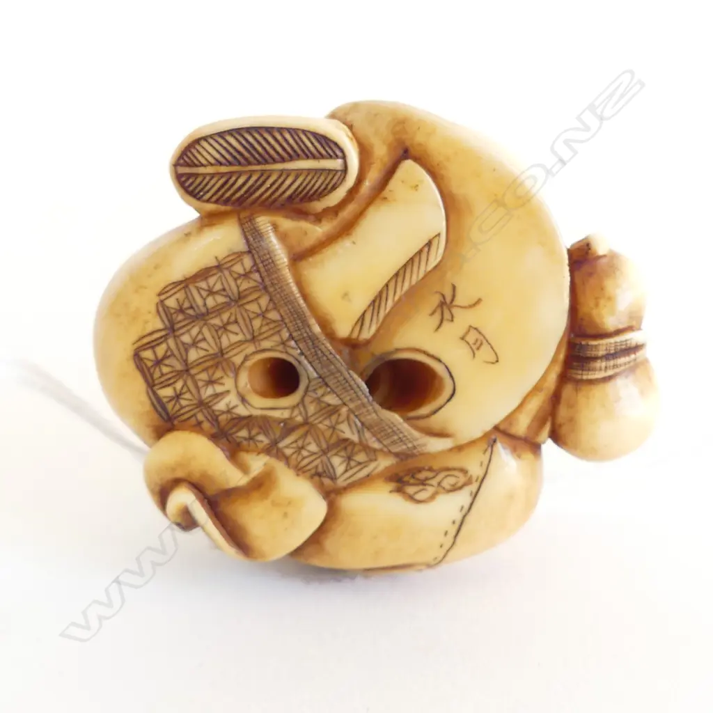 SIGNED IVORY NETSUKE SEATED  GENT  Image 1++