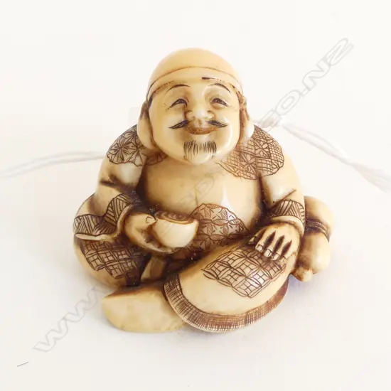 SIGNED IVORY NETSUKE SEATED  GENT 
