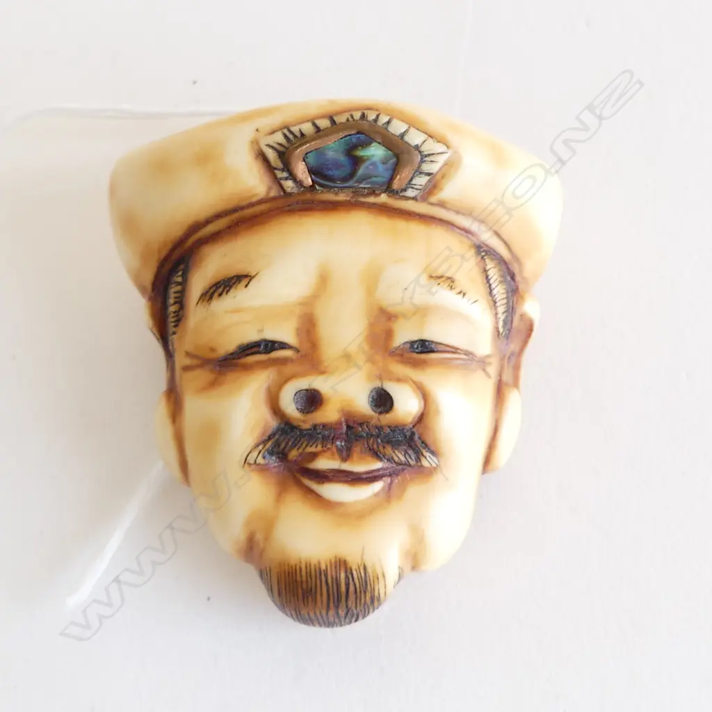 IVORY NETSUKE MANS FACE WITH HIDING CHILD L50MM Image 1++