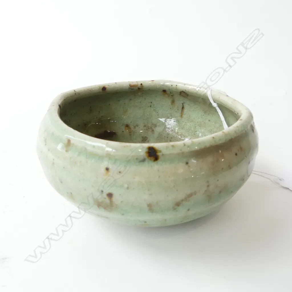 CELADON POTTERY BOWL 105mm dia ON STAND Image 1++
