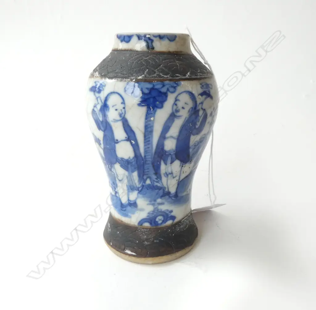 ORIENTAL VASE DECORATED w. 2 FIGURES H.130mm Image 1++