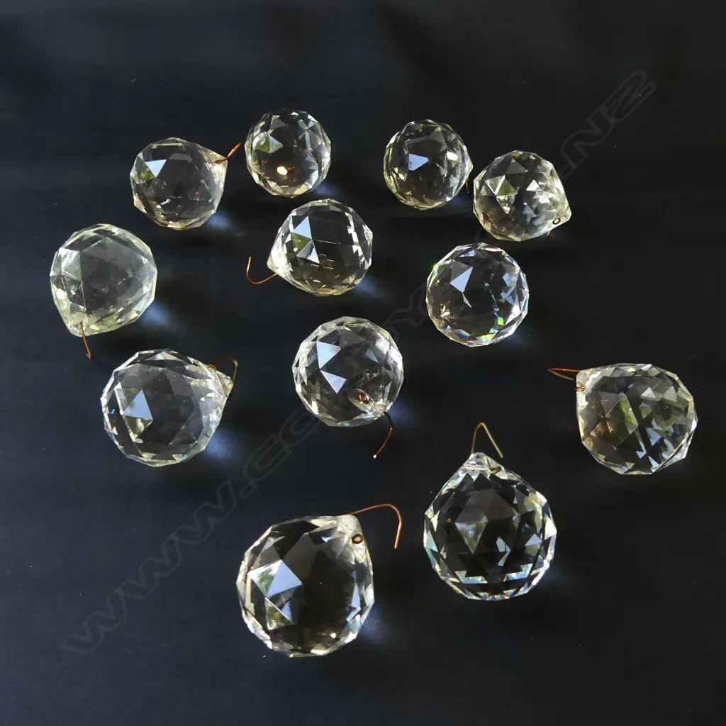 12 VINTAGE FACET CUT CRYSTAL BALLS WITH HANGERS, D.40MM  Image 1++
