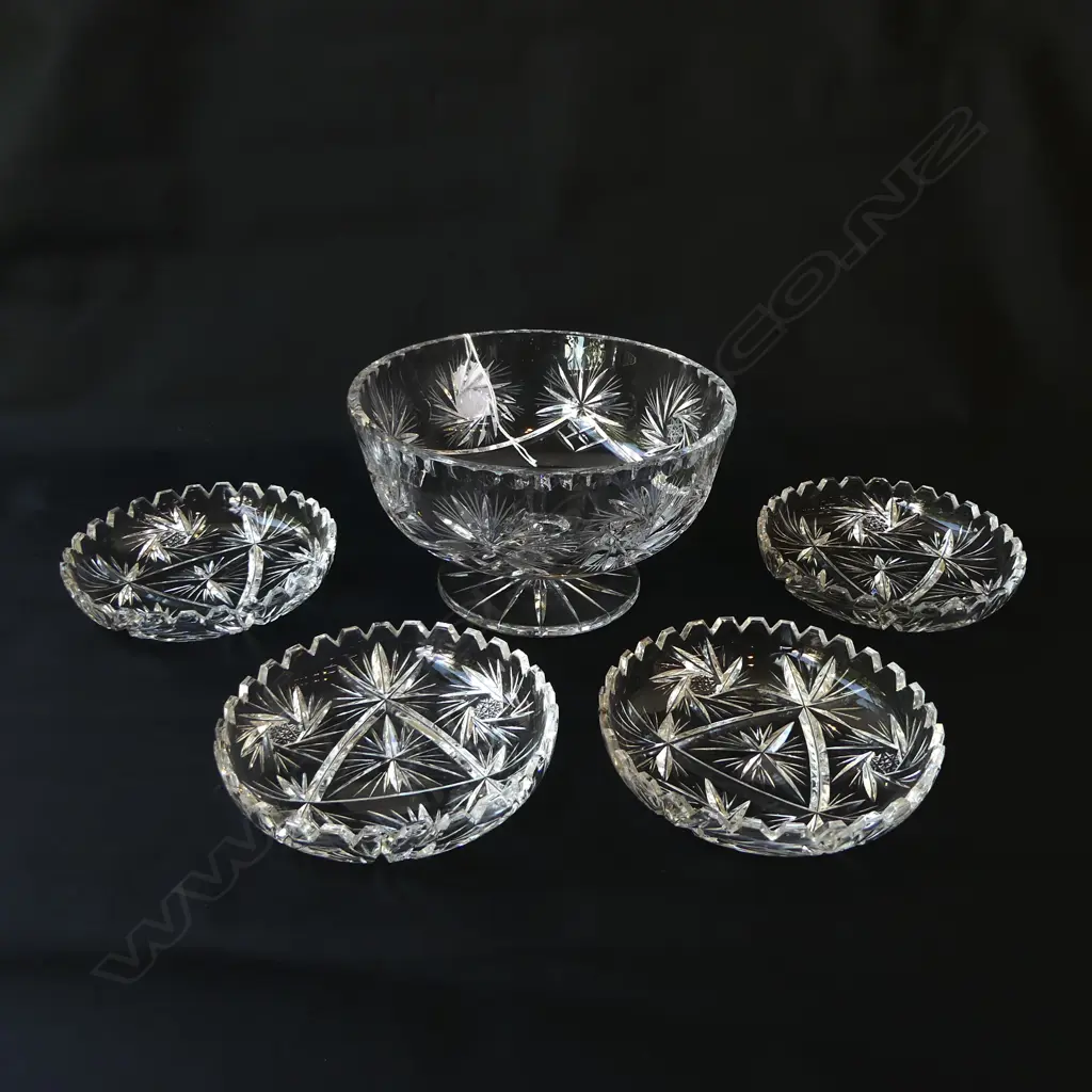HEAVY CUT CRYSTAL PEDESTAL BOWL AND FOUR MATCHING DISHES, D.200MM Image 1++