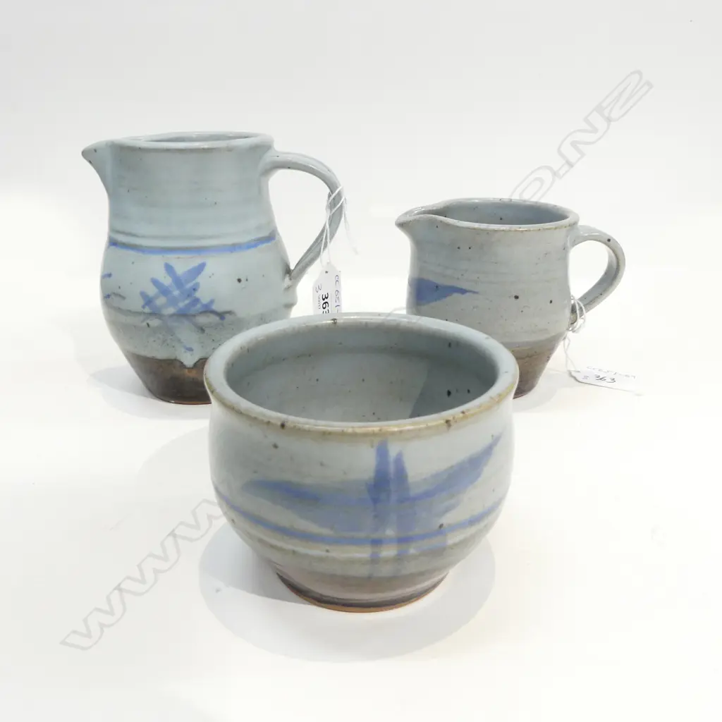 3 PCES PETER STICHBURY (1924-2015) Pale glazed brushed decoration: tea bowl, 2 jugs, H.130mm Image 1++
