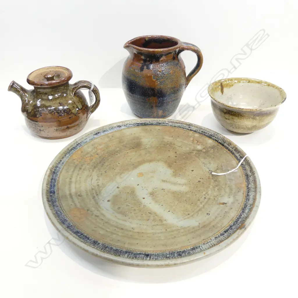 SMALL ANDREW VAN DER PUTEN TEAPOT w. TWO MARKED NZ POTTERY PIECES, PLATE Dia.290mm Image 1++