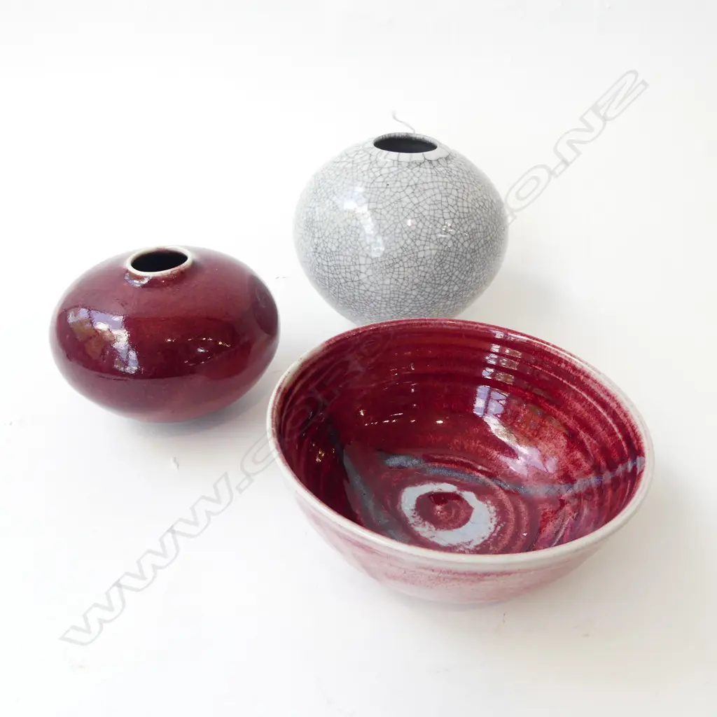 3 PCES STUDIO POTTERY; BURGUNDY GLAZED ORB VASE & BOWL, CRACKLE GLAZE VASE H.150mm Image 1++