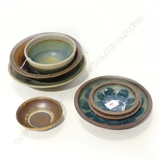 7 PCES NZ POTTERY, 3 PLATES, 4 BOWLS Dia largest 230mm