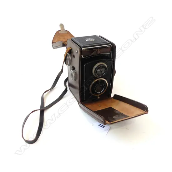 CASED ROLLEICORD CAMERA IN GOOD CONDITION SHUTTER WORKING 