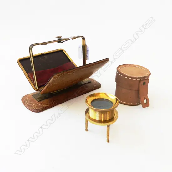 GILT EMBOSSED LEATHER DESK STAND H.120mm w. LEATHER CASED BRASS LENS