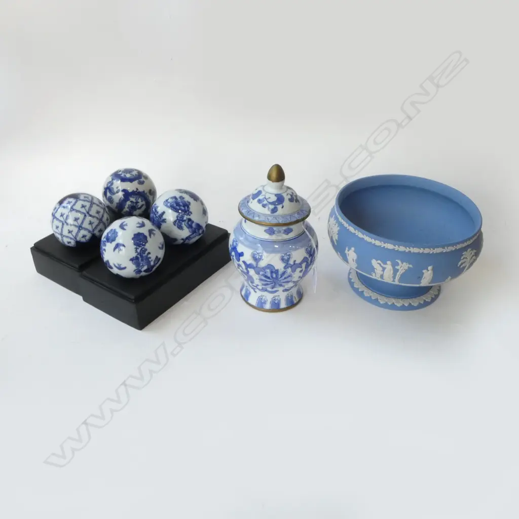 WEDGWOOD BOWL 210mm dia, B/W VASE, PR 2 B/W BALLS ON STANDS Image 1++