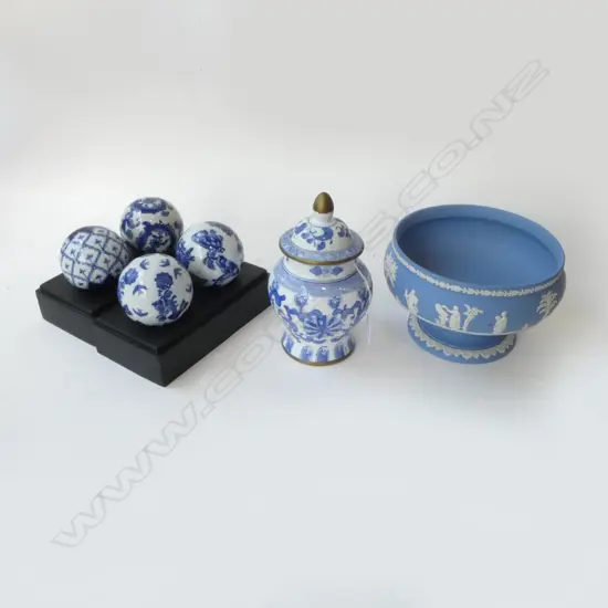 WEDGWOOD BOWL 210mm dia, B/W VASE, PR 2 B/W BALLS ON STANDS