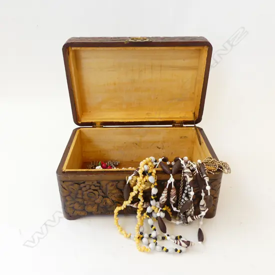 SMALL CAMPHOR WOOD L220MM WITH CONTENTS COSTUME JEWELERY