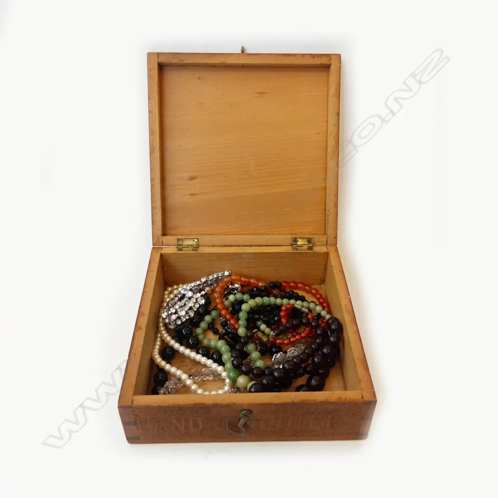 VINTAGE CHIP ART BOX L170MM & CONTENTS BEAD NECKLACES Image 1++