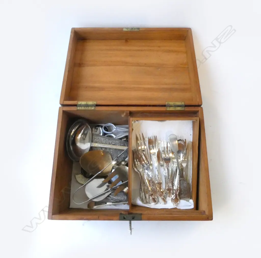 RIMU BOX  L290MM OF MIXED EP CUTLERY Image 1++