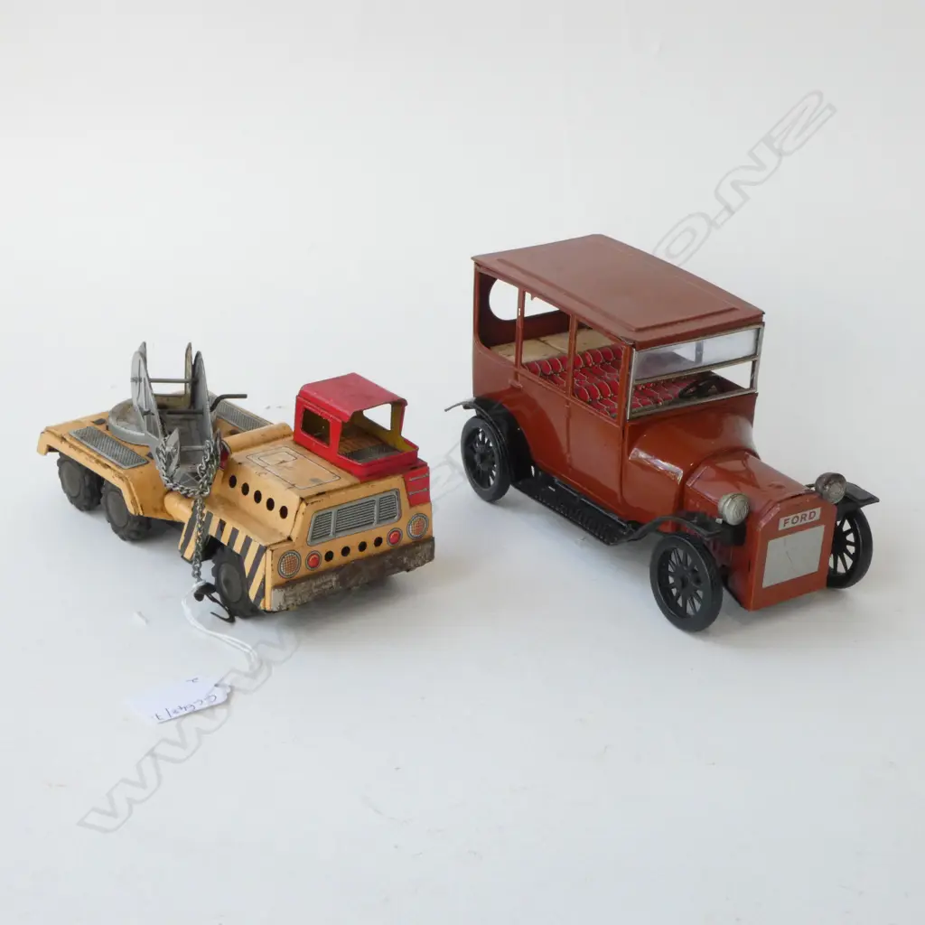 2 JAPANESE TIN VEHICLES; FORD 1915 & CRANE TRUCK L.185mm Image 1++