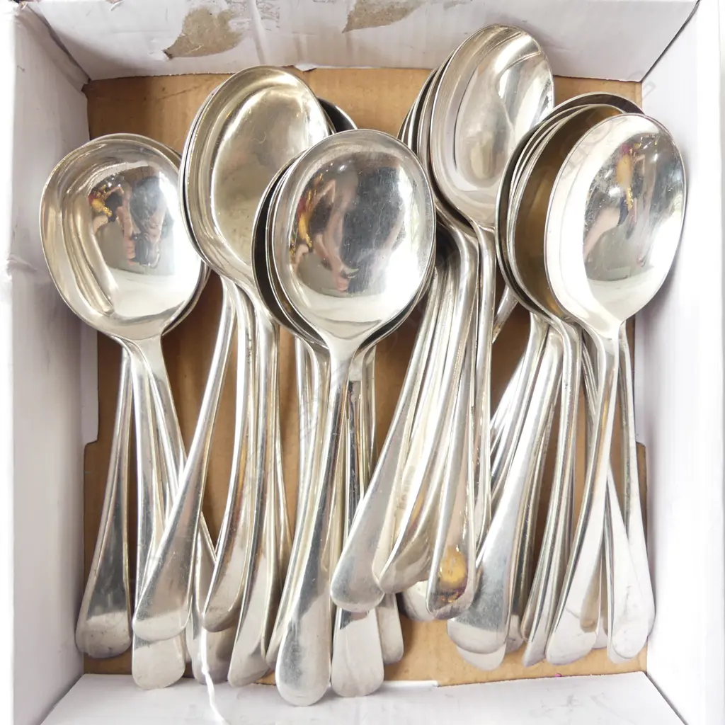36 SOUP SPOONS SILVER PLATED ‘OLD ENGLISH’ PATTERN UK  Image 1++