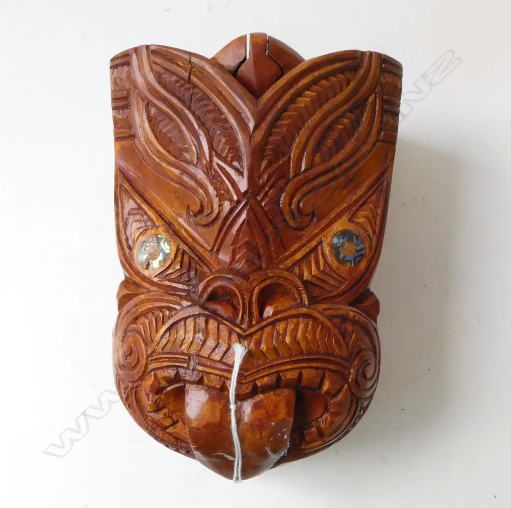 CARVED WOODEN BOX, MAORI MASK DESIGN 135x185x115mm Image 1++