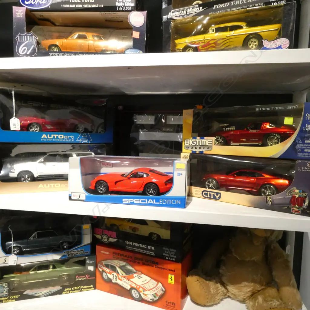 5 BOXED 1:18 MODEL CARS; 63 CHEV CORVETTE, SRT VIPER, LINCOLN NAVIGATOR, MUSTANG CONVERTIBLE, CHEVY CAMARO + TRAILER SET Image 1++