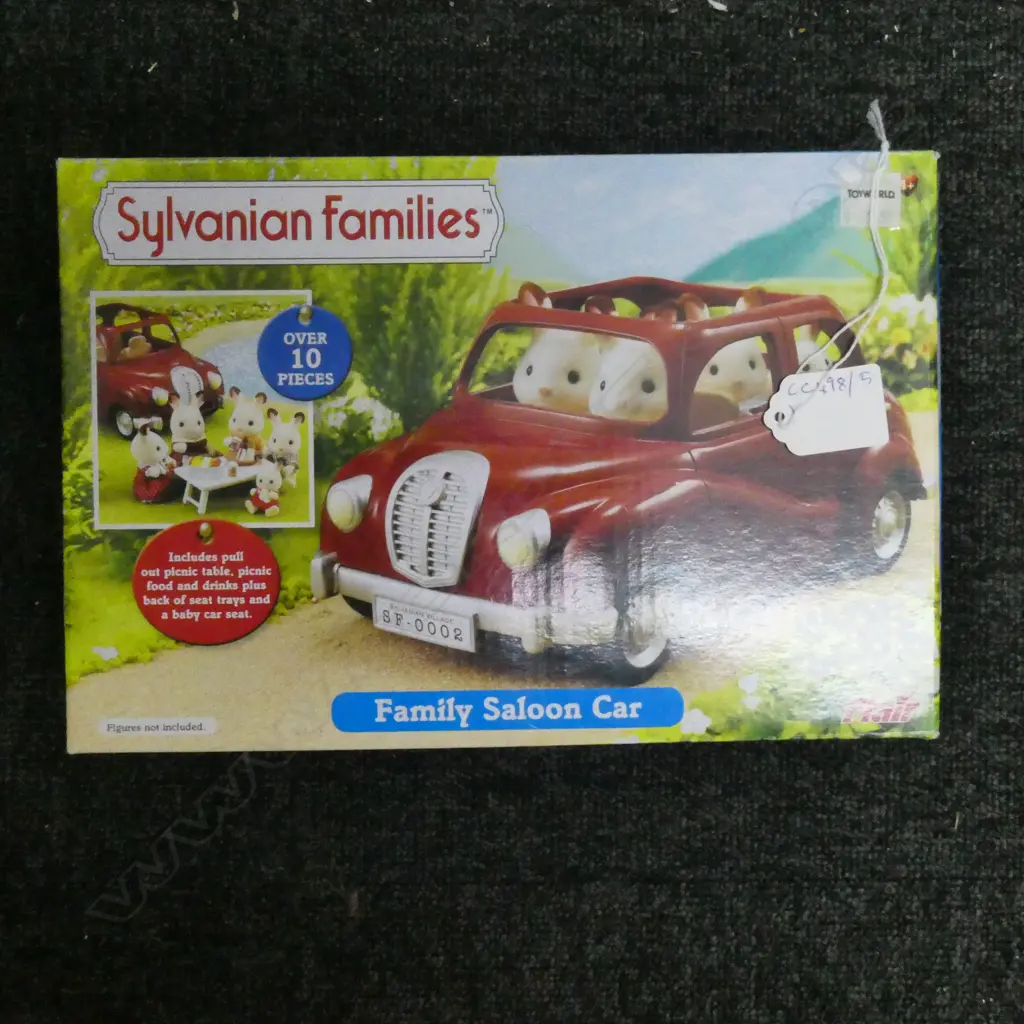 SYLVANIAN FAMILES FAMILY SALOON CAR, boxed as new Image 1++