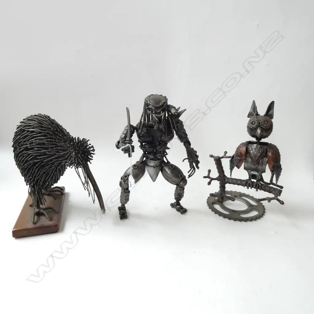 3 METAL ASSEMBLAGE SCUPTURES, KIWI, OWL, MONSTER H.290mm Image 1++