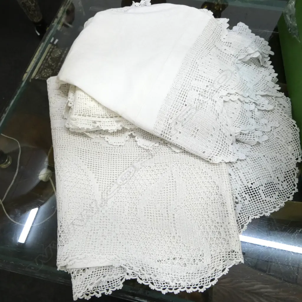 4 LACE TABLE CLOTHS Image 1++