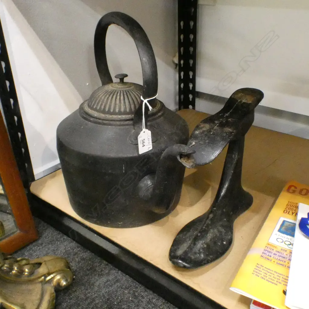ANTIQUE CAST IRON KETTLE + 2 BOOT LASTS Image 1++