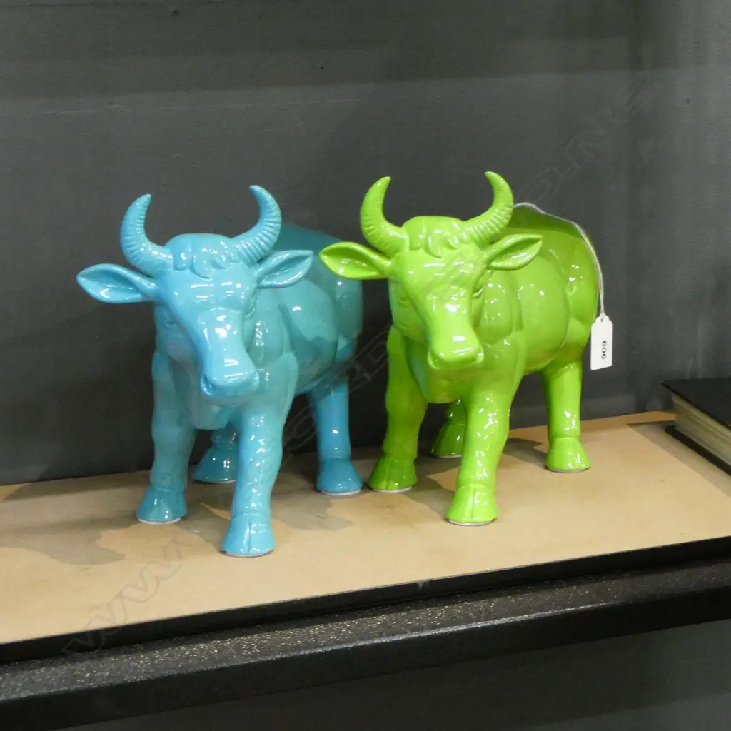 2 RESIN COWS, GREEN & BLUE L.300mm Image 1++