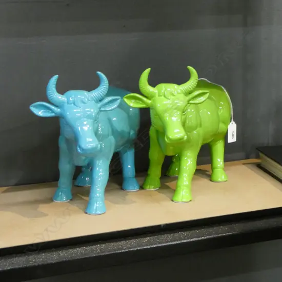 2 RESIN COWS, GREEN & BLUE L.300mm