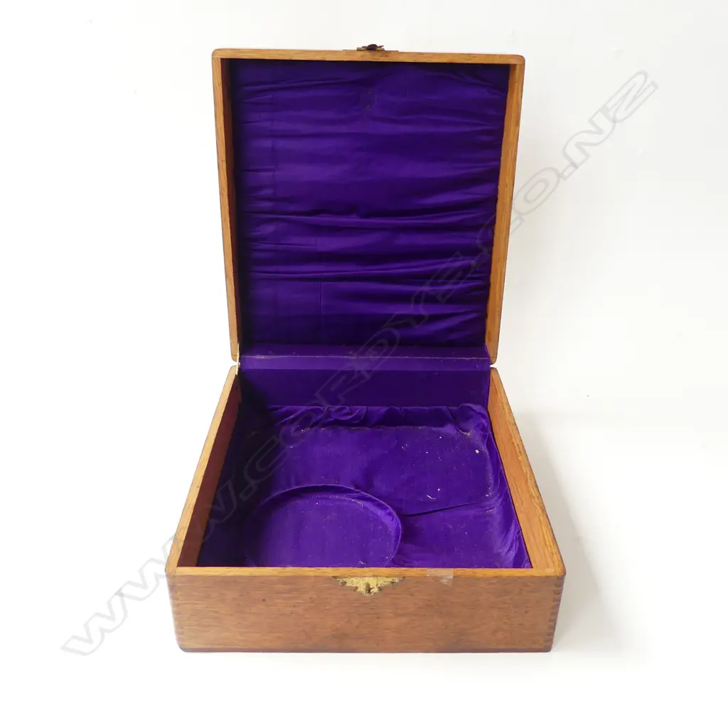 ANTIQUE RELIGIOUS OAK BOX DOVETAILED WITH BRASS CROSS TO TOP, L.290MM W.270MM H.110MM Image 1++