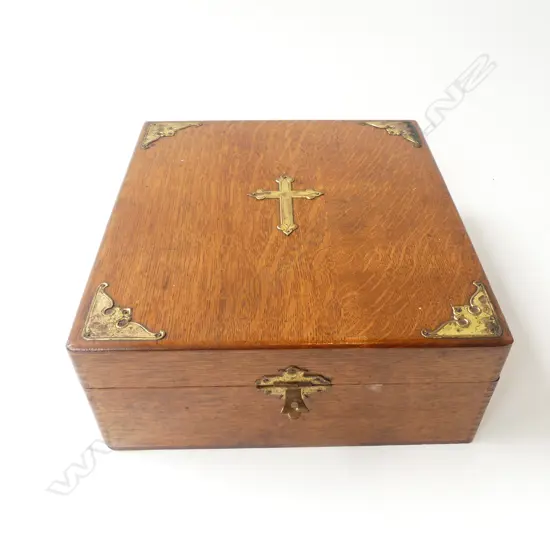 ANTIQUE RELIGIOUS OAK BOX DOVETAILED WITH BRASS CROSS TO TOP, L.290MM W.270MM H.110MM