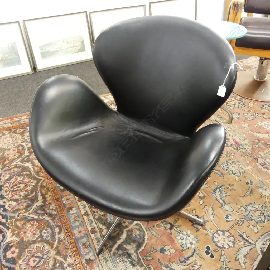 BLACK VINYL SWAN CHAIR Image 1++