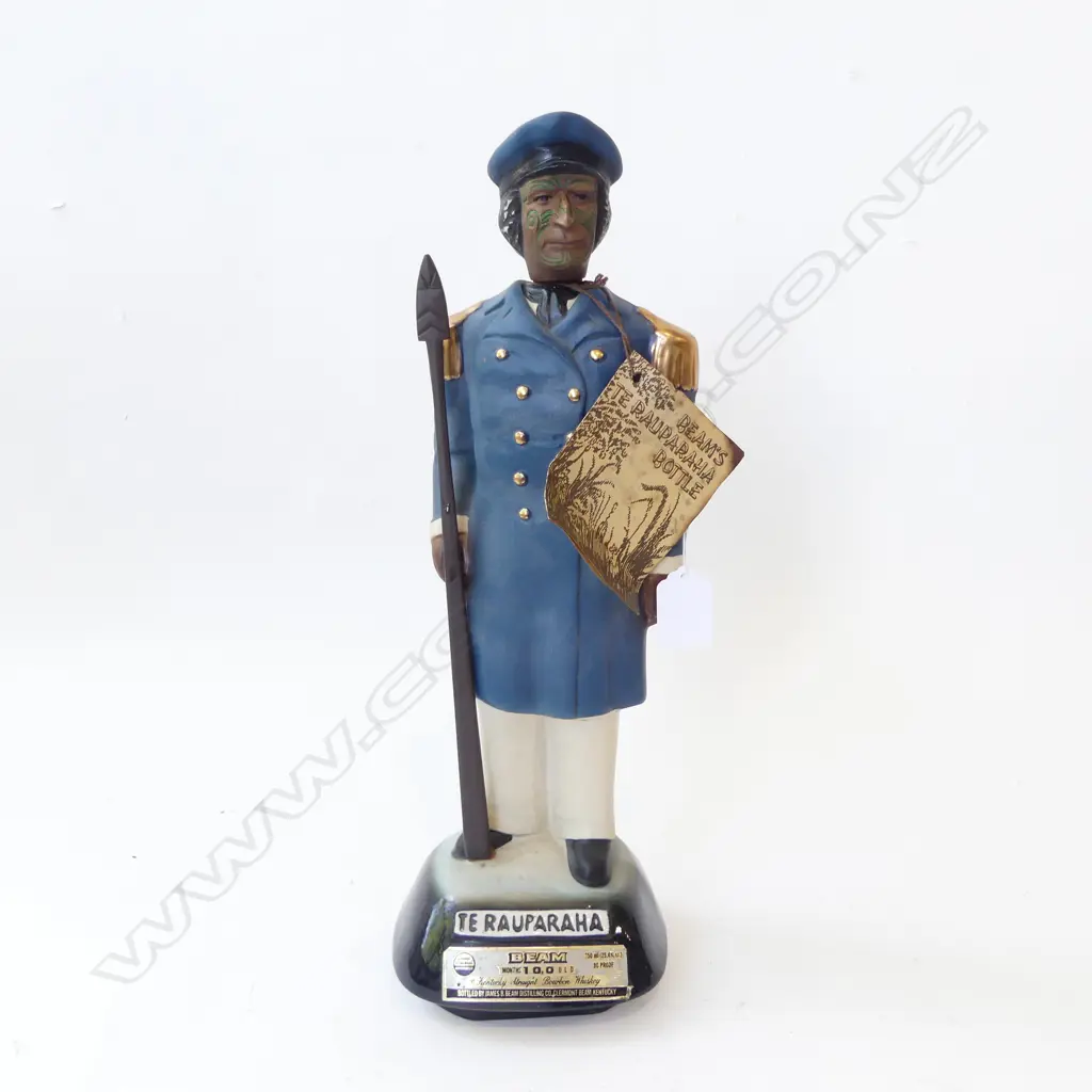 JIM BEAM VINTAGE DECANTER 'TE RAUPARAHA' musical base working with taiaha + original label Image 1++