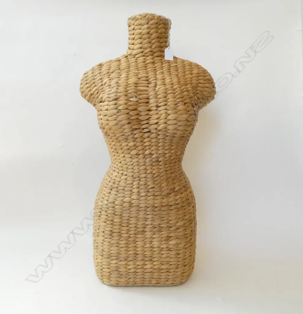 WOVEN WATER HYACINTH MANNEQUIN FIGURE H.750mm Image 1++