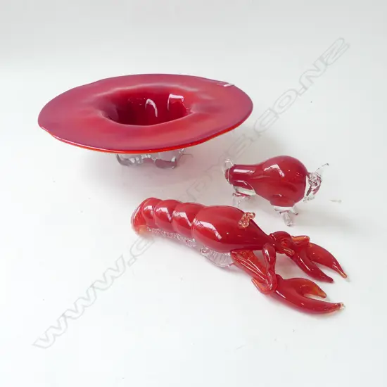 RED ART GLASS DISH 310mm dia + ART GLASS ANIMALS; LOBSTER L.240mm & BULL