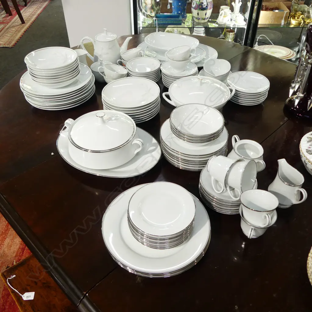 NORITAKE 'WINDRIFT' DINNER SERVICE PLUS PART NORITAKE WHITE/SILVER SET Image 1++