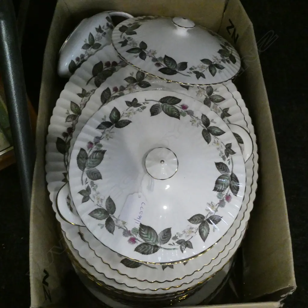 PARAGON 'GREEN BRIAR' DINNER SERVICE Image 1++