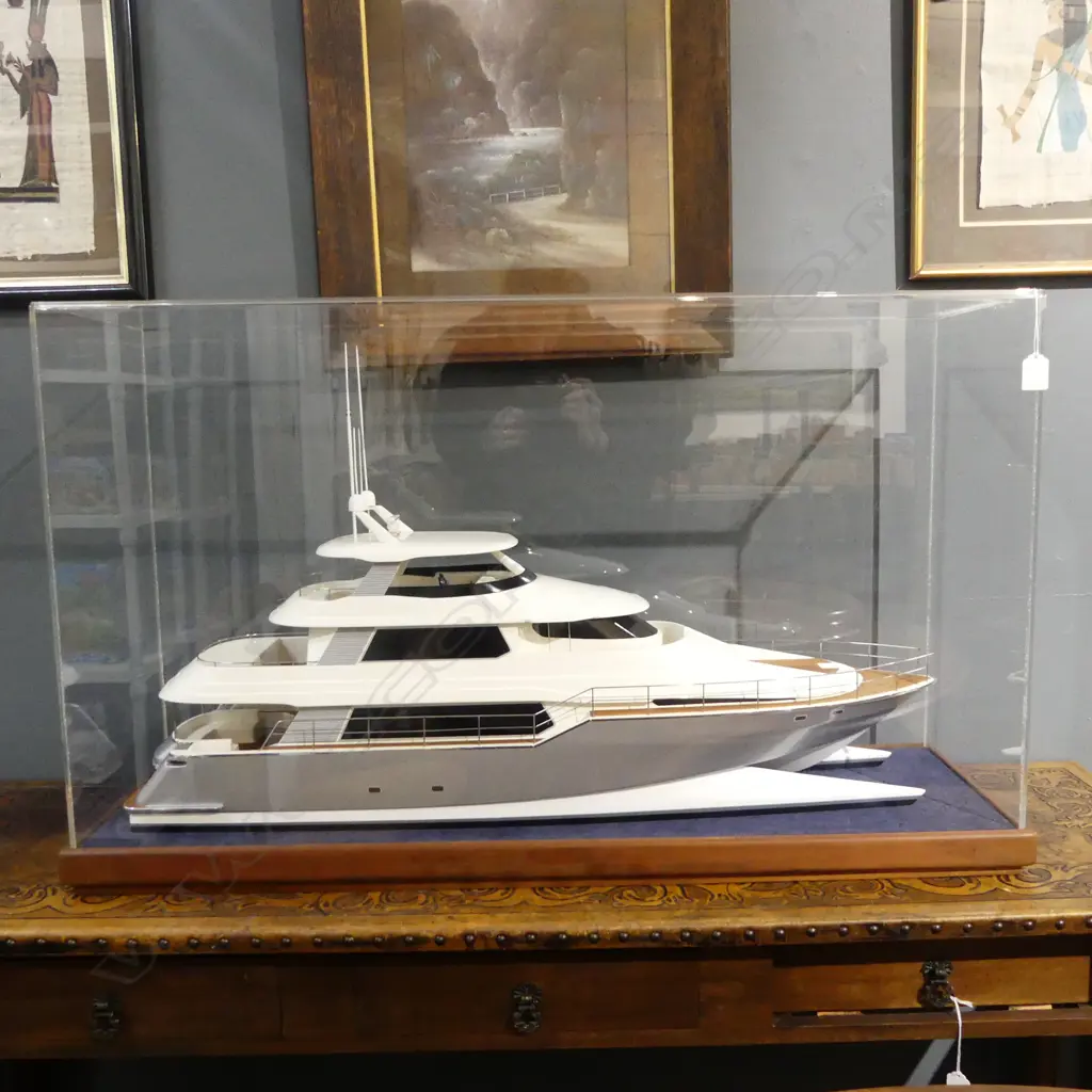 SUPER YACHT BOAT MODEL, ACRYLIC CASE 1020x325x610mm Image 1++