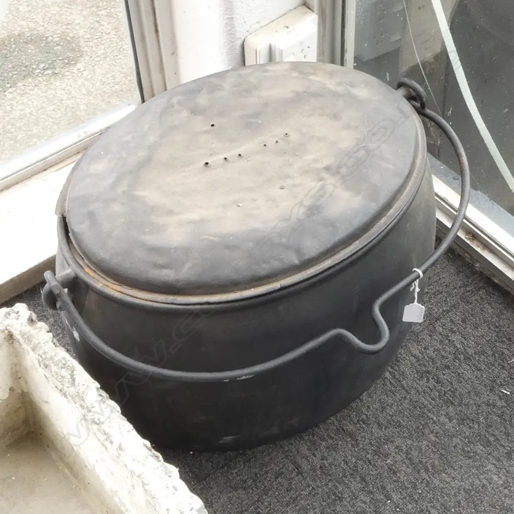 LARGE CAST IRON LIDDED 10 GALLON COOKING STEW POT L540MM Image 1++