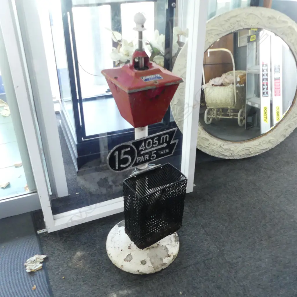 VINTAGE GOLF TEE MARKER / BALL CLEANER H.1100mm Image 1++